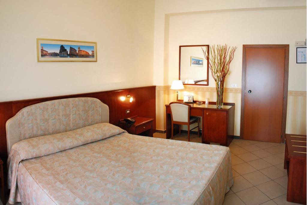 Hotel Olimpic Castel Maggiore Kültér fotó